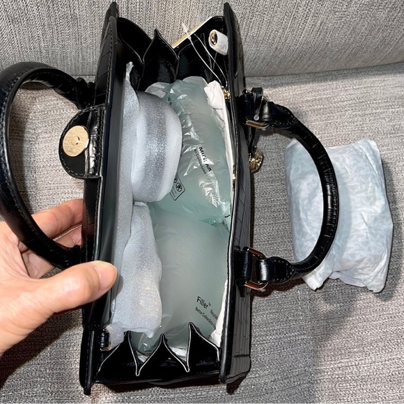 DETAILS
NWT Michael Kors Zoe Embossed Leather
Medium Satchel Handbag Black - Picture 6 of 6